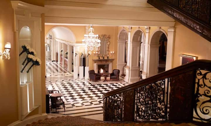 Platz 7 (15): Claridge’s, LondonPlatz sieben geht an das Claridge’s, das mit selbstbewusstem Understatement überzeugt und derzeit besser geführt ist als das ebenfalls in Mayfair liegende Schwesterhotel The Connaught. Was es wirklich ausmacht, ist die unaufgeregte Professionalität des Personals. Sucht man nach Ruhe, sind die Mitarbeiter eigentlich unsichtbar. Man kann aber auch problemlos mit Kindern essen gehen, dann wird es richtig herzlich. Claridge’s