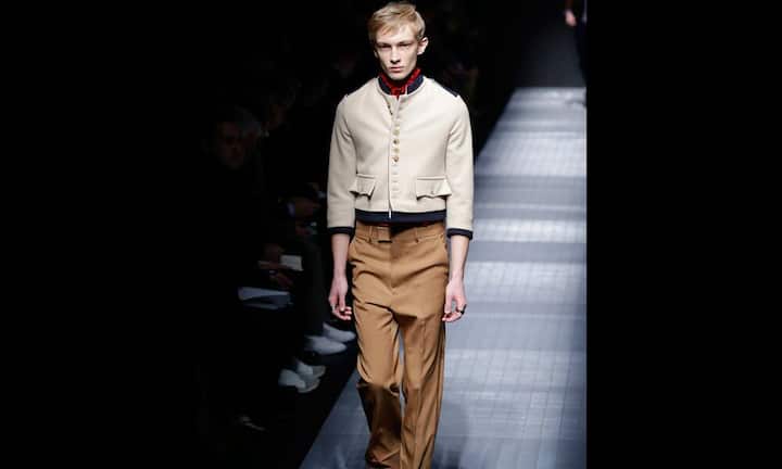 Gucci setzt auf androgyne, weite Schnitte und knappe Ärmel.