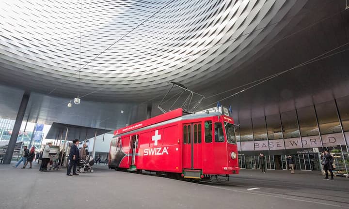 Auch der rollende Stand von Swiza macht Halt am Messeplatz.