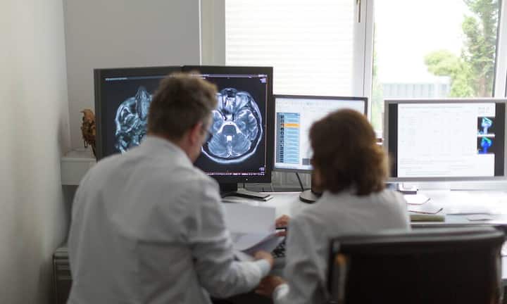 Gesundheitswesen: Plus 3,8 ProzentDas Kostenwachstum ist in diesem Sektor ausser Kontrolle und dürfte jetzt, nach dem Nein des Parlaments zum Ärztestopp, nochmals zulegen – zulasten der Prämien- und Steuerzahler.