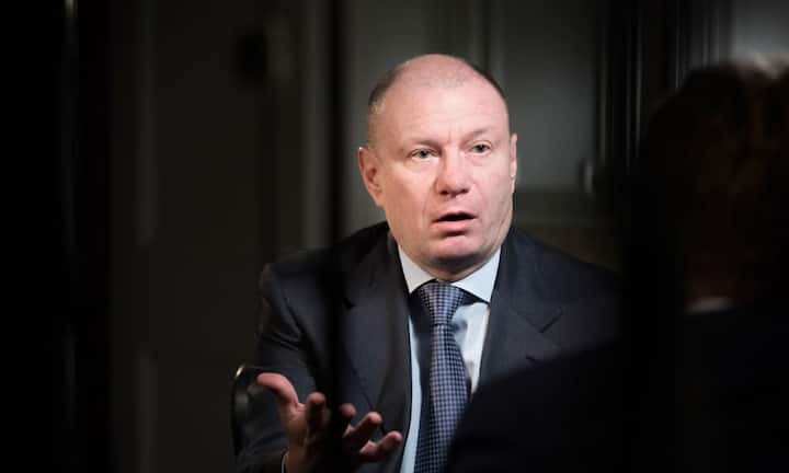 Wladimir Potanin besitzt ein geschätztes Vermögen von rund 15 Milliarden Dollar. Seine Ex-Frau Natalia will nach 30 Ehejahren die Hälfte davon – 7,5 Milliarden Dollar. Das wären 250 Millionen Dollar pro Ehejahr. Unterm Strich stünde damit die teuerste Scheidung aller Zeiten.