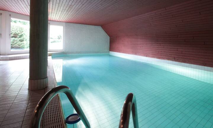 Neben einer privaten Waschküche und einem etwa zehn Quadratmeter grossen Kellerraum erhalten Sie auch Zugang zum beheizten Innenpool mit Sauna.