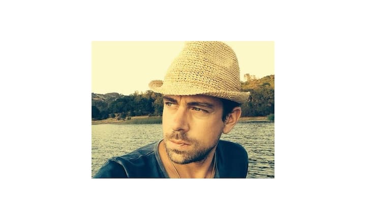 Twitter-Chef Jack Dorsey (geschätztes Vermögen 1,35 Milliarden Dollar) reist in seiner Freizeit gerne einmal um den Globus und teilt die Fotos dann mit seinen Fans - natürlich auf seinem Twitter-Account. Dabei lässt er sich nicht nur an fremde Orte fliegen, sondern setzt sich auch gerne selbst ins Flugzeugcockpit.