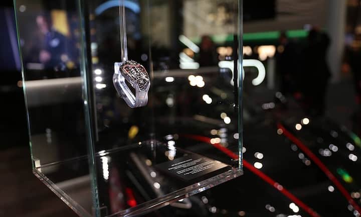 Die Hublot MP-05 LaFerrari mit dem gleichnamigen Auto im Hintergrund.
