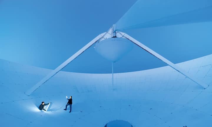 Direktkontakt zum Universum Inspektion der 30-Meter-Antenne in der Bodenstation der Deutschen Gesellschaft für Luft-
und Raumfahrt in Weilheim bei München. Die größte bayerische Satellitenschüssel hält
im Multimissionsbetrieb Kontakt zu den Sonnensonden Helios A und B und unterstützt die Weltraum-Missionen Giotto, AMPTE und Equator-S.
Thomas Ernsting, laif