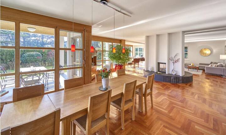 Von der Terrasse aus geniesst man eine schöne Aussicht auf die Parkanlage und den Vierwaldstättersee.