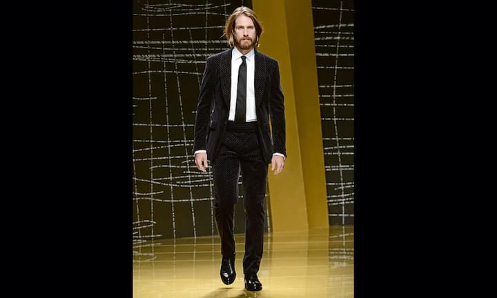 Ermenegildo Zegna: Das Fest-Outfit von Zegna ist aus einzelnen Teilen zusammengestellt, schimmert diskret und macht Lust auf lange Nächte. Ab 160 Franken.