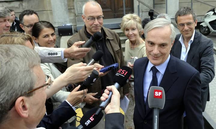 Lorenz ErniStrafverteidiger, Erni Brun ForrerWer Strafverteidiger Lorenz Erni beauftragt hat, fürchtet nicht selten um Job und Ansehen. Längst gilt er unter Managern, die sich einer Strafuntersuchung ausgesetzt sehen, als erste Wahl. Oder auch als letzte Hoffnung.  Die Liste seiner prominenten Klienten würde ein «Who is who»-Buch füllen.