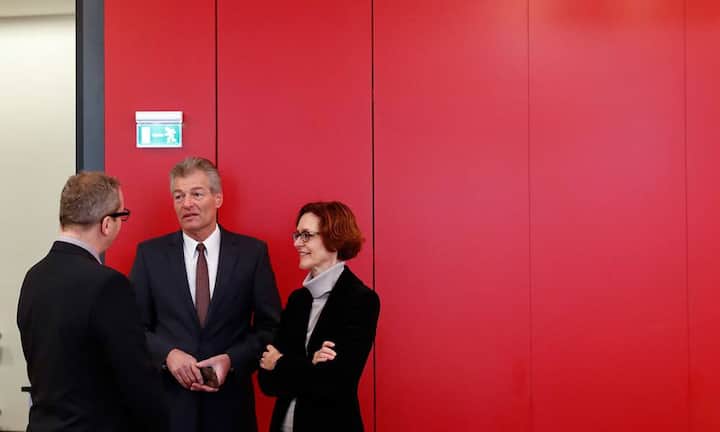 Die Gegenspieler:Immer wieder tritt Levrat gegen Economiesuisse-Präsident Heinz Karrer und dessen Direktorin Monika Rühl an. Obwohl der Dachverband und Levrats SP gemeinsame Interessen haben, etwa bei der Sicherung der Bilateralen, verstehen sie sich schlecht.