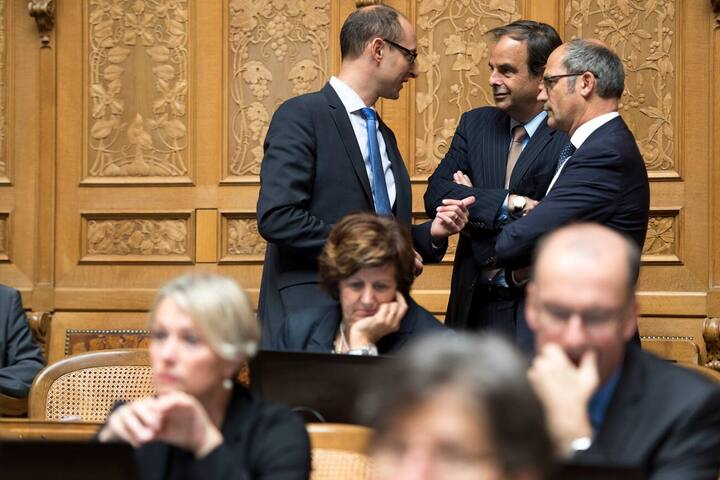 Martin Candinas, CVP-GR, links, Gerhard Pfister, CVP-ZG, Mitte, und Daniel Faessler, CVP-AI, sprechen an der Herbstsession der Eidgenoessischen Raete in der Debatte zur Steuerung der Zuwanderung und Vollzugsverbesserungen bei den Freizuegigkeitsabkommen, am Mittwoch, 21. September 2016 im Nationalrat in Bern. (KEYSTONE/Anthony Anex)