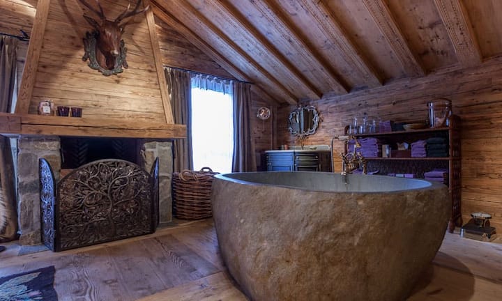 Eine ungewöhnliche Badewanne macht das Bad zu einem einzigartigen Erlebnis.