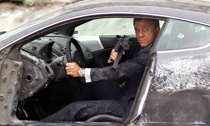 2008: «Quantum of Solace» Als Bond-Girl und russisch-bolivianische Agentin tritt Olga Kurylenko auf. Regie: Marc Forster. Bei Bonds Uhr wurde auf Gadgets verzichtet: er trägt eine Seamaster Planet Ocean 600M Co-Axial-Chronometer mit Lünette und Zifferblatt in klassischem Schwarz, diesmal mit 42-mm-Gehäuse.