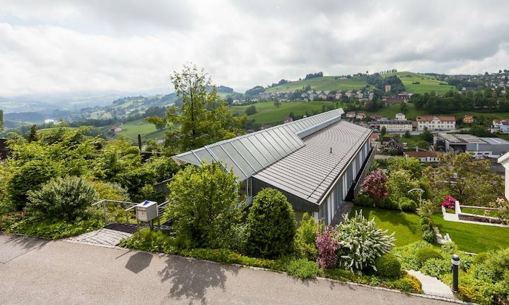 Eine ÖV Anbindung befindet sich in direkter Nähe. St. Gallen ist innert weniger als zehn Minuten zu erreichen.