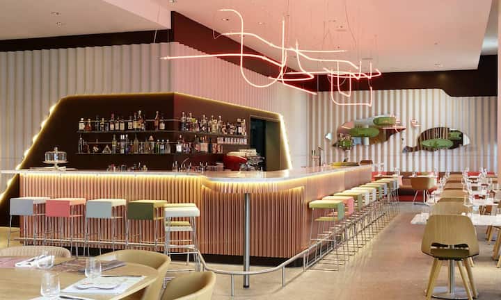 Rang 2: 25hours Zürich West, Zürich. Das 25 hours Hotel präsentiert einen lebendigen Mix aus Farbenvielfalt, Zürcher Authentizität und wohnlicher Atmosphäre. Das Hotel setzt sich mit seinem Standort auseinander und kombiniert die Entwürfe des Zürcher Designers Alfredo Häberli mit kreativen Kunstinterventionen. Von Platz 9 klettert es nun auf den 2. Platz des BILANZ-Ratings.