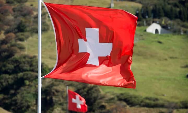 Doch das Buch dient laut Biver auch dazu, zu verstehen, dass sich das Schweizer Erfolgsmodell exportieren lasse. «Verschiedene Länder können von uns lernen. In diesem Sinne empfehle ich jedem Schweizer ein Buch für sich und ein zweites Buch als Geschenk zu kaufen», sagt der Hublot-Präsident und Interimsgeschäftsleiter von Tag Heuer. Keystone