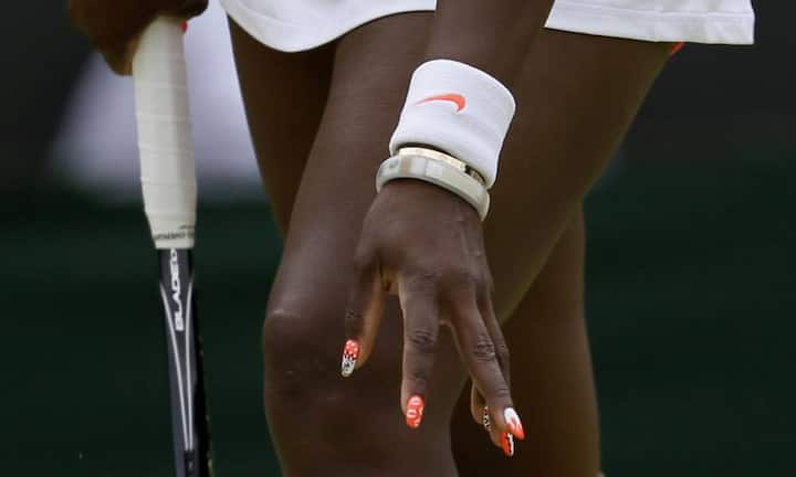 ...wenn sie es beim Dress schlicht hält, setzt Serena Williams jedoch gerne andere Akzente. Zum Beispiel durch knallbunte Fingernägel.