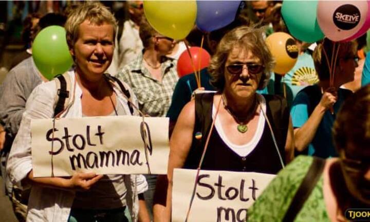 Platz 1:  Die norwegischen Mütter haben allen Grund stolz zu sein «Stolte Mamma»: Sie liegen im Ranking auf dem ersten Rang. Hier sind zwei lesbische Mütter an einer Demonstration in Oslo zu sehen.   Flickr: Tjook