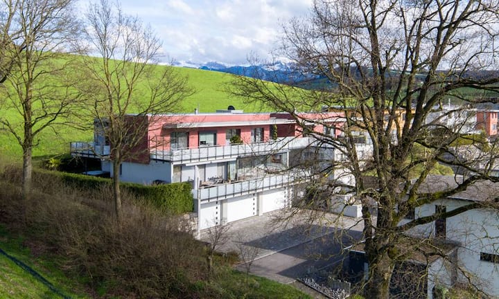 Des weiteren zählt die Wohnung einen Kamin, sechs Stellplätze sowie sechs Garagenplätze.Quelle und Bilder: Engel & Völkers