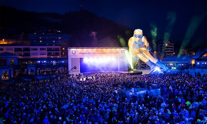 Gestartet wird das Ski-Fest mit einer Eröffnungsfeier. Der Andrang vor der Bühne mit der Holzfigur Edy ist gross.