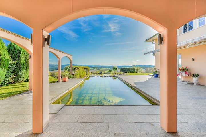 Ferien im Süden? Mit so einer Aussenanlage inklusive Naturteich braucht man das kaum.