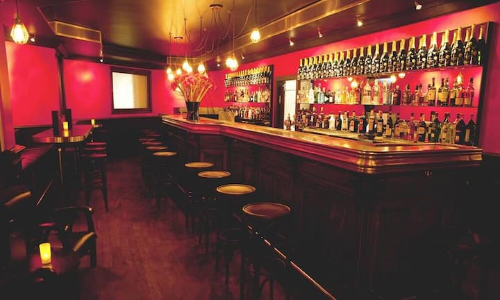 Seit mehr als 30 Jahren stellt die historische Zinntheke im Jugendstil das Herzstück der Cascade Bar dar. Hier bestellen nicht selten prominente Personen einen Cocktail. Bilder: PR