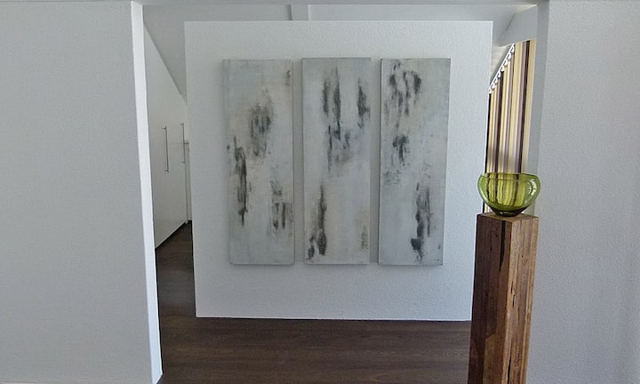 ...das Elternschlafzimmer über einen separaten Bereich mit Wandschränken verfügt.