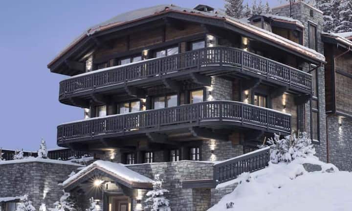 Chalet Edelweiss, Courchevel, Frankreich - 372'000 Franken pro Woche:Die Oberluxus-Klasse der Chalets: 3'000 Quadratmeter auf sieben Stockwerken, ein Autolift, der 20 Fahrzeuge in einer Untergrund-Garage parken kann, ein Nachtclub für 100 Gäste. Mehr geht eigentlich schon gar nicht. Schlafen können in dem Anwesen rund 16 Gäste, wenn sie das überhaupt wollen: Es gibt die weltbesten Wellnessbereiche, Massageservice, voll ausgestattete Fitnessräume und natürlich einen Hammam.