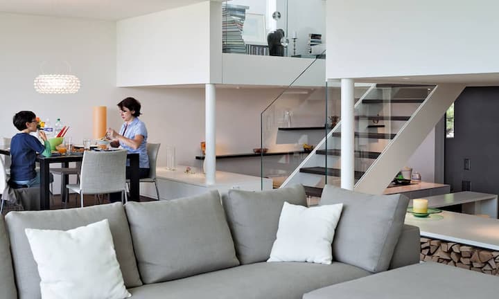 Von der Eingangsebene auf Strassenniveau bis zur Pool-Terrasse im Garten sieht man durch das Haus hindurch – ein Grund mehr, die Farben bis ins Detail aufeinander abzustimmen.