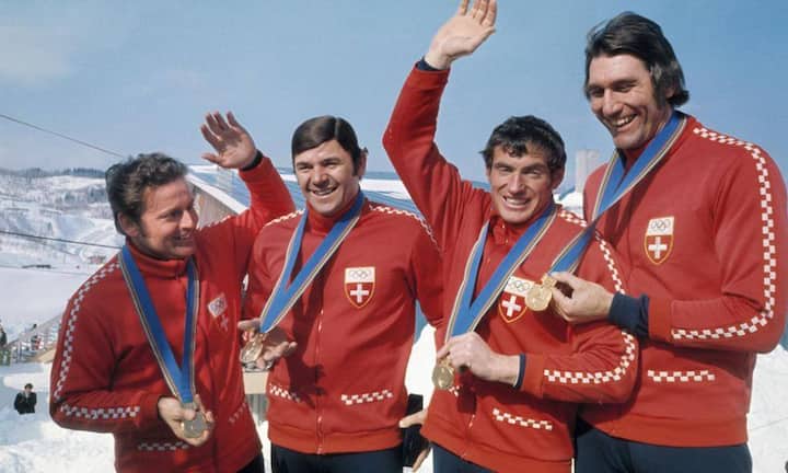 Das Team des Schweizer Viererbobs mit Edy Hubacher, Werner Camichel, Hans Leutenegger und Jean Wicki (von rechts nach links) freut sich an den Olympischen Winterspielen in Sapporo im Februar 1972 über ihren Sieg.