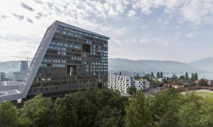 Auf dem vierten Platz ist der Kanton Zug. DIe Innerschweizer feiern traditionell auf dem Landsgemeindeplatz. Dieses Jahr tritt Alt-Bundesrat Kaspar Villiger als Festredner auf. Das 1. August-Feuer auf dem Floss bildet den Höhepunkt der Feierlichkeiten.