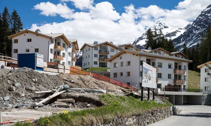 FerienwohnungDas Wochenende in der eigenen Ferienwohnung verbringen zu können, hat seinen Reiz. Doch wie viele Wochenenden und Tage nutzt man eine solche Zweitwohnung wirklich. Meistens zeigt eine Berechnung aller damit verbundenen Kosten, dass für so viel Geld auch Ferien im 4-Sterne-Hotel möglich wären.Bilder: Keystone