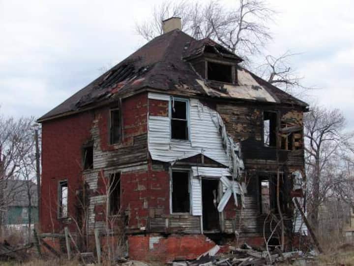 Einige Häuser werden von ihren Besitzern absichtlich in Brand gesetzt um vielleicht noch Versicherungsleistungen zu erhalten.
technochick/flickr/CC