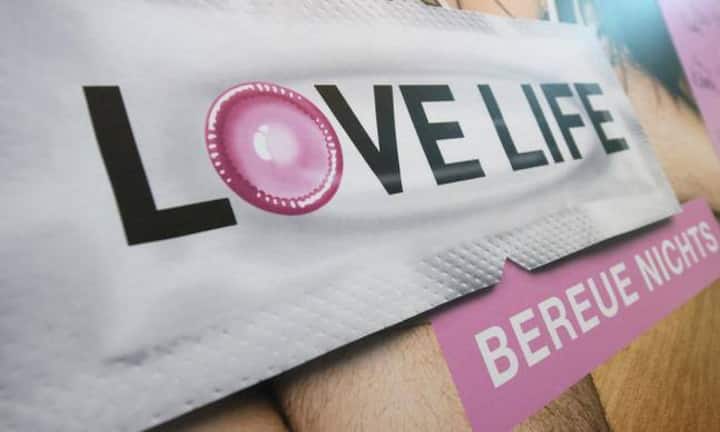 Rang 4: Love Life
Die Bilder der neusten Sensibilisierungskampagne vom Bundesamt für Gesundheit gehen einigen zu weit. Sie protestieren im Sommer gegen die anstössigen Illustrationen, indem sie Plakate verkleben.
Keystone
