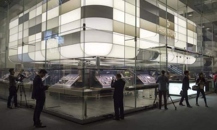 Die Genfer Uhrenmanufaktur Patek Philippe ist mit einem grossen Pavillon vertreten. 175 Jahre jung ist die Luxusmarke. Den Geburtstag feierte die Firma mit Jubiläumsuhren, darunter auch der kompliziertesten Armbanduhr der Welt.