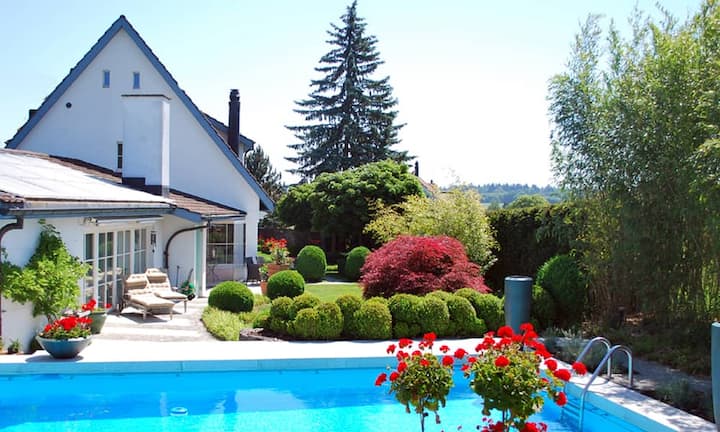 Das Landhaus in Schlatt TG befindet sich auf einem 1.300m² grossen Grundstück und verfügt über 235m² Wohnfläche. Die fünf Schlafzimmer verteilen sich auf Unter-, Ober- und Dachgeschoss . Dazu gehören zwei Badezimmer.