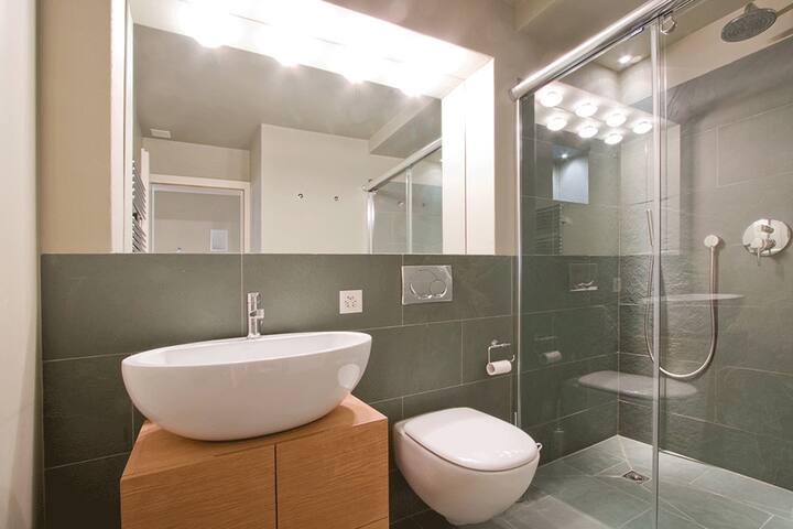 Das Badezimmer ist modern ausgestattet.