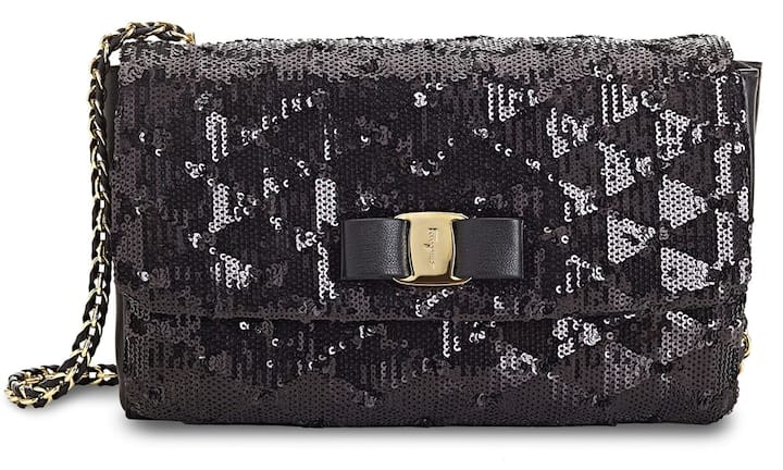 Show: Ferragamo (Frau) Diese Tasche aus schwarzen Pailletten ist ein Hingucker und garantiert das richtige Accessoires für eine edle Silvester-Party. Besonderheiten: eine goldene Schnalle mit eingraviertem Ferragamo-Schriftzug sowie die goldene Lederkette. Preis 1.695 Franken