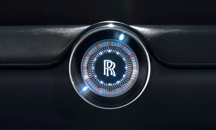 Auch in der Zukunft gibt es weiterhin einige traditionelle Rolls-Royce-Elemente. Das ist die analoge Uhr der Zukunft.