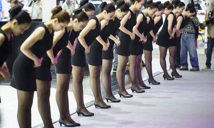 Hostessen begrüssen Gäste und Einkäufer.