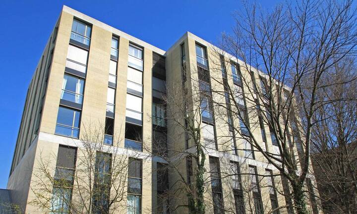 Die Wohnung findet sich auf der höchsten Stelle des Sihlberg im zentralen Quartier Enge. Enge gehört zum Kreis 2 von Zürich. Preis:2,8 Millionen Franken Quelle und Bilder: Engel & Völkers