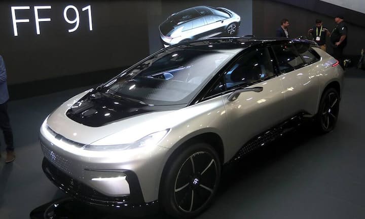 Autobauer Faraday Future sorgte an der CES in Las Vegas für Schlagzeilen. Sein Elektrowagen ist laut der Firma schneller als ein Ferrari - und soll Branchenliebling Tesla bald das Fürchten lehren. Auf einem Video wurde den Besuchern gezeigt, wie der «FF91» den Tesla Model S auf der Teststrecke abhängt.