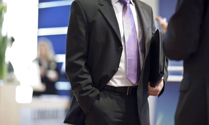 Do: Dresscode beachten. Ist das Vorstellungsgespräch bei einer Bank, sind Anzug und Krawatte Pflicht, bei Google ist hingegen ein legerer Kleidungsstil erlaubt.