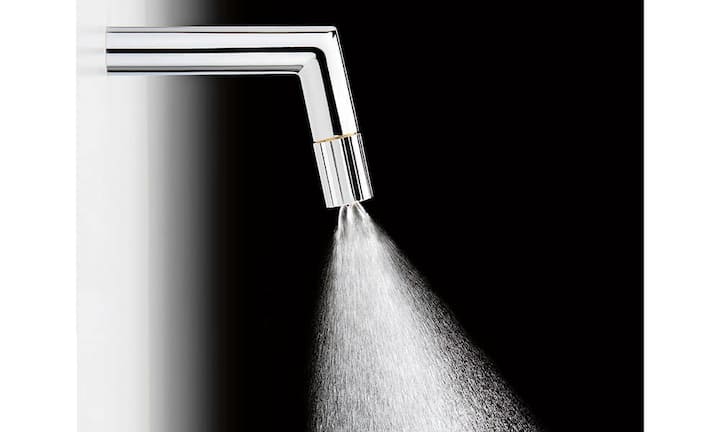 Sprühend: Der Swiss Eco Tap ist gemäss den Entwicklern, der Bagno Sasso Mobili und der AW AG, die weltweit sparsamste Armatur. Die Idee dazu entstand in den Vereinigten Arabischen Emiraten, wo der Pro-Kopf-Wasserverbrauch enorm hoch ist – nicht zuletzt durch die mehrmaligen Waschungen aus religiösen Gründen. Er wurde für den Design Preis Schweiz nominiert.