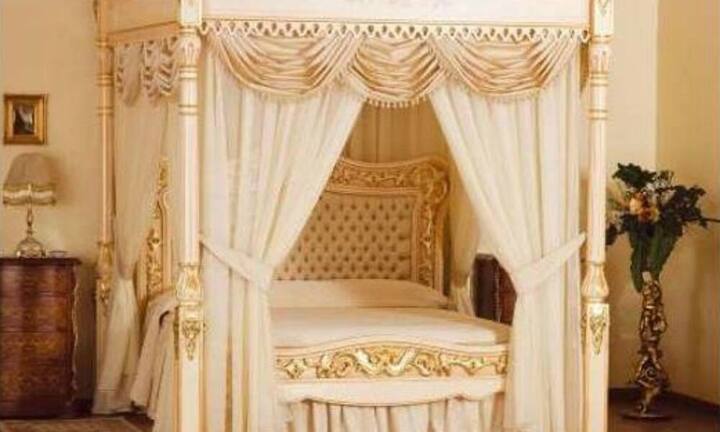 Selbst ein mit Diamanten überzogener Himmel ist im Budget drin. Wie zum Beispiel das hier gezeigte Prachtexemplar des britischen Designers Stuart Hughes. Es ist aus feinsten Hölzern handgefertigt und besteht aus 107 Kilogramm 24-karätigem Gold. Kostenpunkt: 4,5 Millionen Euro. Domain.com