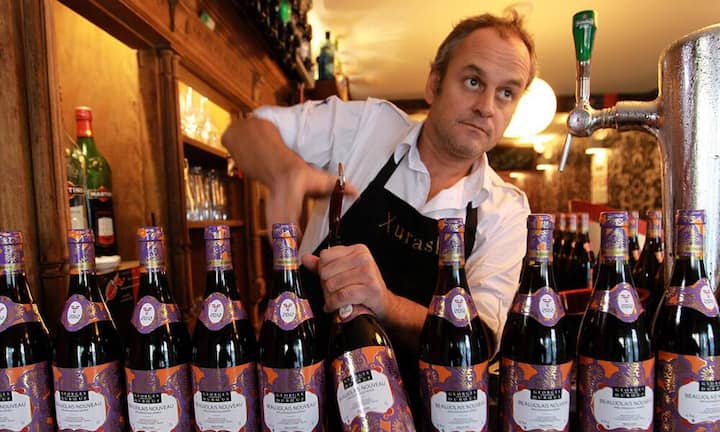 In französischen Restaurants freuen sich die Kellner über eine Zuwendung in Höhe von 10 bis 15 Prozent der Rechnung. Wichtig dort: Das «pourboire» beim Verlassen des Restaurants einfach auf dem Tisch liegen lassen. Wer versucht, die Rechnung beim Bezahlen aufzurunden, erntet durchaus konfuse Blicke des Kellners. Im Hotel wird Trinkgeld nicht unbedingt erwartet, vom Taxifahrer hingegen etwa 10 Prozent des Fahrpreises.