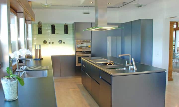...eine edle Küche nach Spezialanfertigung. Die Villa kostet 3,7 Millionen Franken. (Quelle/Bilder:
Engel & Völkers)