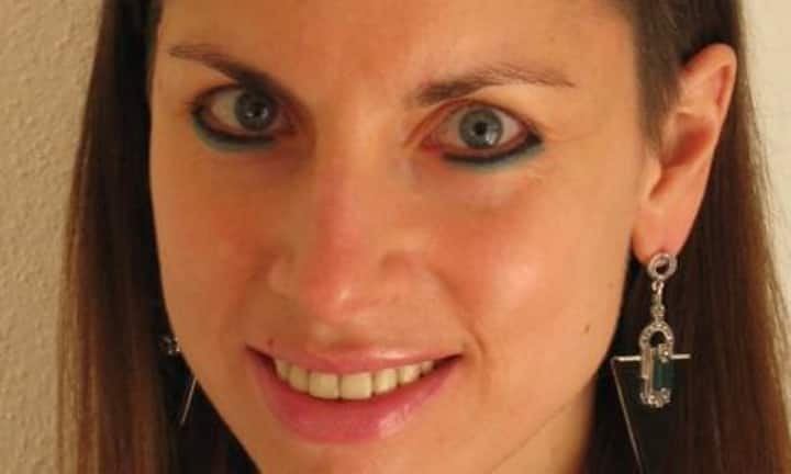 Greta Patzke, 38, Assistenzprofessorin für Chemie an der Uni Zürich: Patzke wollte schon als
Teenager Chemieprofessorin
werden. Mit 19 gewann sie die
Goldmedaille an der internationalen
Chemieolympiade. Sie studierte
und promovierte in Hannover,
habilitierte an der ETH. Seit
2007 erforscht sie an der Uni
Zürich Nanomaterialien, milliardstel
Meter kleine Teilchen, die
bei Kunststoffen, Textilien oder
Computern zum Einsatz kommen
und zunehmend unseren Alltag
erobern. (Bild: PR)