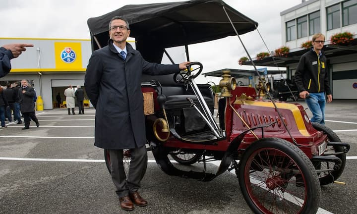 Peter Goetschi, TCS-Präsident, schafft es auf 300'000 Franken pro Jahr (260'000 plus maximal 40'000 Franken Bonus). Allerdings ist sein Amt, wie das von Jürg Schlup, ein Vollzeitjob - und damit nicht ganz vergleichbar mit anderen Präsidien.