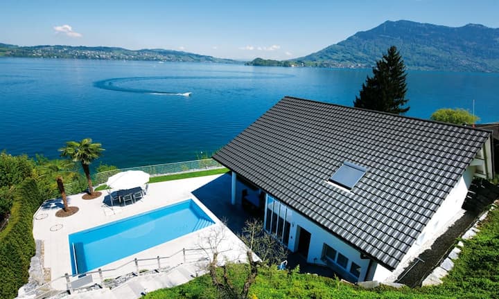 Über die grosszügige Terrasse mit Palmen und...