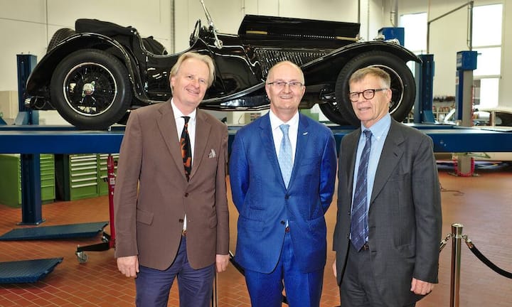 Till Gontersweiler, Zunftmeister und Rechtsanwalt;
Emanuel Probst, CEO, Jura Elektroapparate AG;
Peter Wanner, Verleger
Im Hintergrund ein Jaguar S.S.90